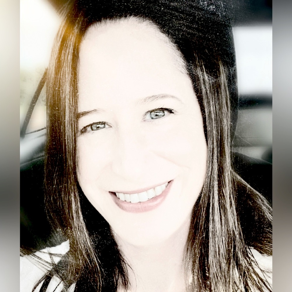 Hi friends! My name is Holly. Thanks for visiting my closet! Enjoy! ✌️♥️🐘